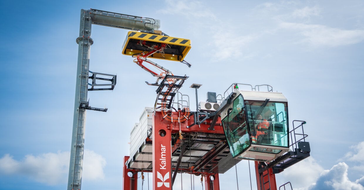 Wann und wie laden? Ladeoptionen für elektrische Straddle Carrier