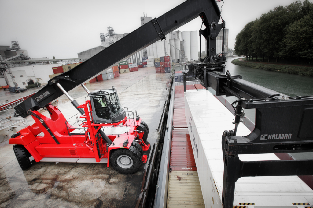 Reachstackers for Barge Handling (5) Reachstackers for Barge Handling (5)