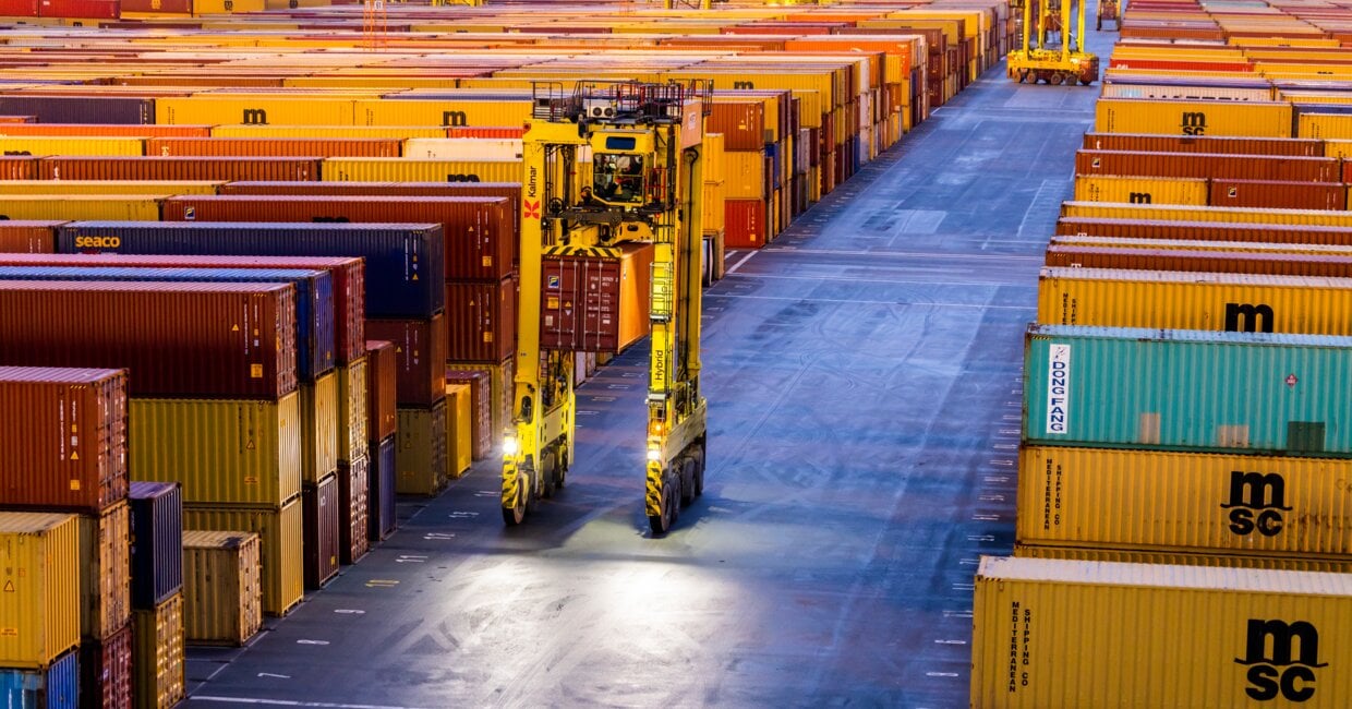 Straddle Carrier im Containerhandling: Was Sie wissen müssen...