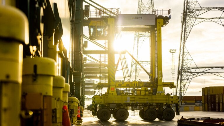 Kalmar Hybrid Portalhubwagen
