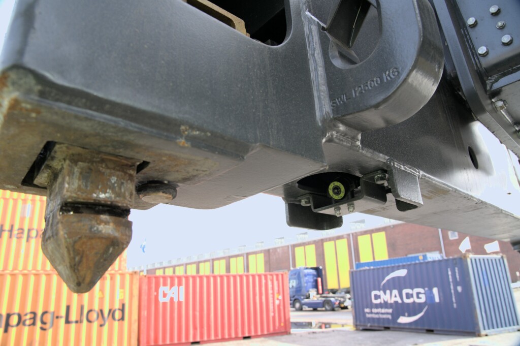 A camera monitors the locking process on the spreader. In addition, the spreader is equipped with four special hooks (12 t load capacity) for handling large containers. Vollers_04_WEB.jpg