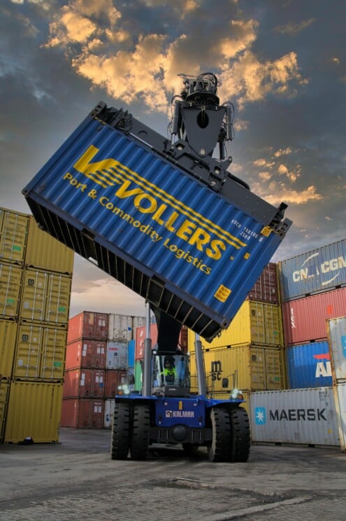 The spreader can tilt 20', 30' and 40' containers by 55° and thus load trucks or fill silo facilities at Vollers. Vollers_03-WEB.jpg