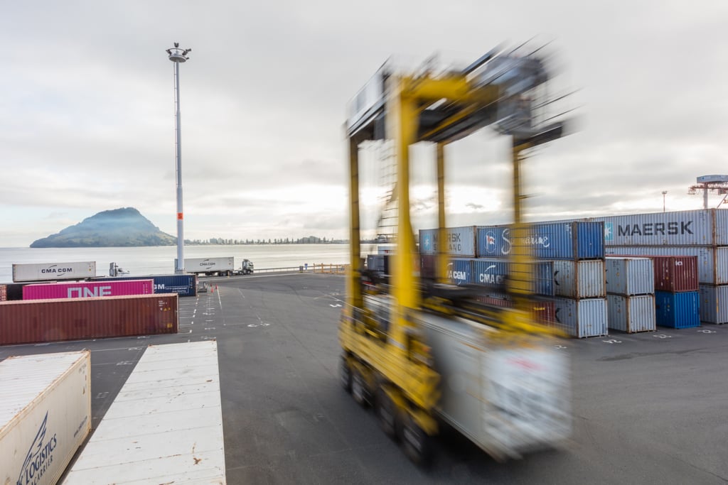 Kalmar Straddle Carriers at the Port of Tauranga Kalmar Straddle Carriers at the Port of Tauranga