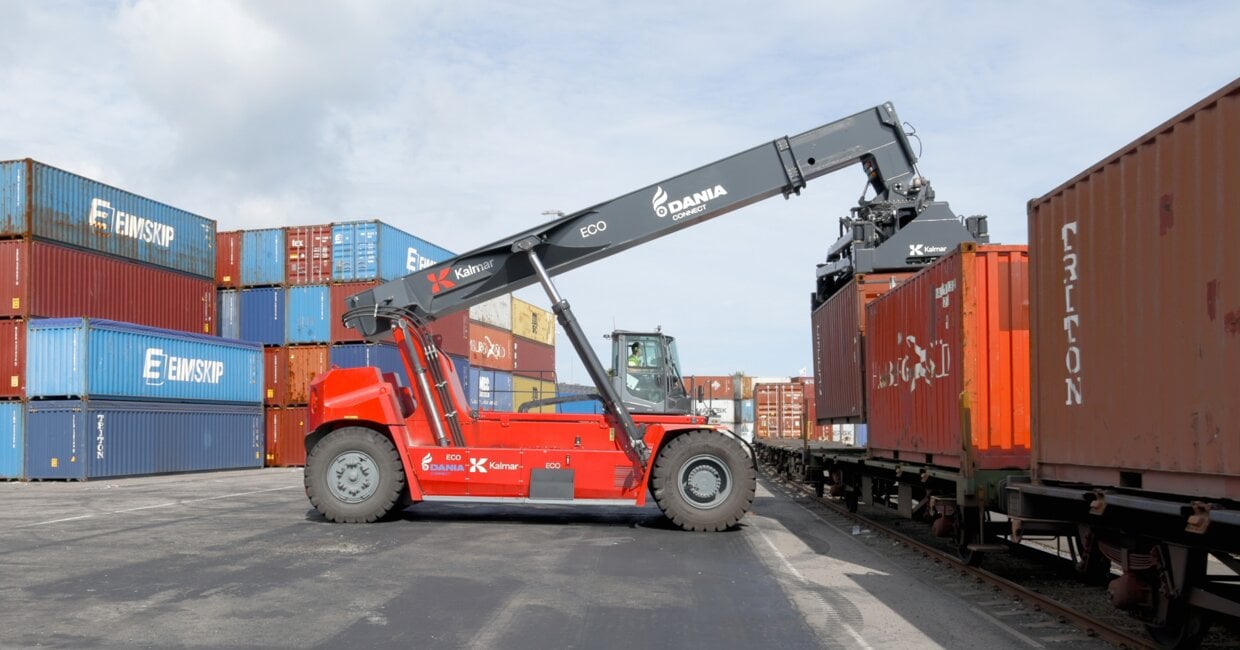 Dania Connect bringt mit Kalmar Eco Reachstackern Zuverlässigkeit in jede Bewegung.
