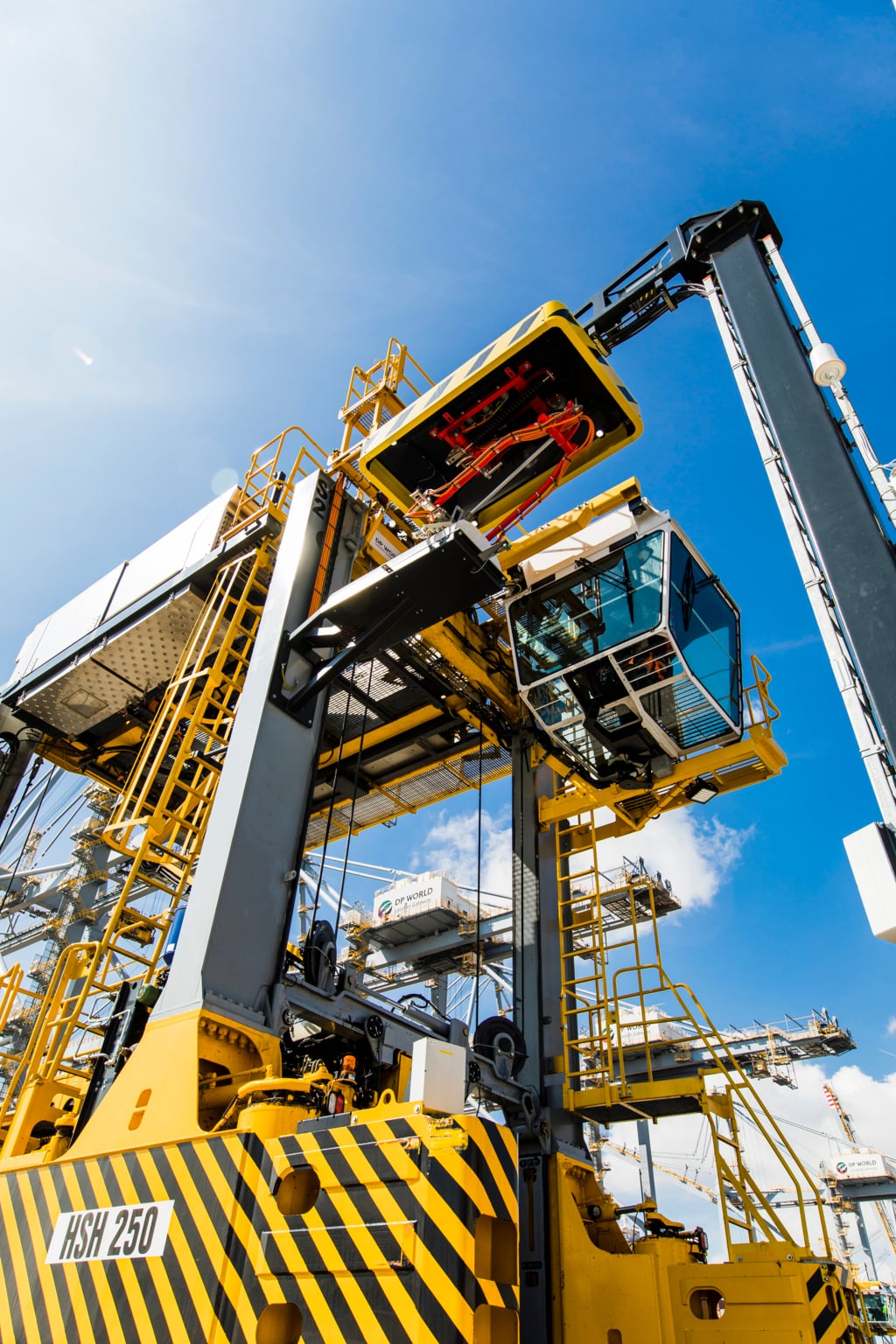 Kalma FastCharge Straddle Carrier at DpWorld London Gateway Kalma FastCharge Straddle Carrier at DpWorld London Gateway